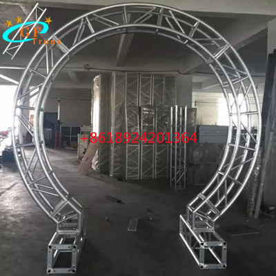 Círculo alrededor del braguero oval del arco de la entrada del poste de la meta para el contexto de la boda
