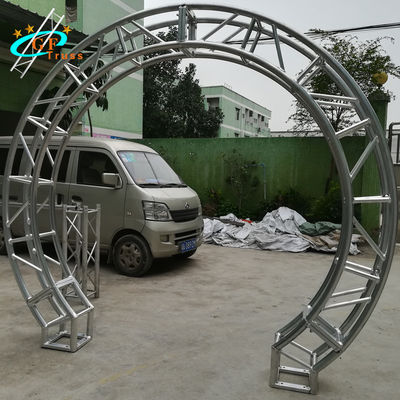 Círculo alrededor del braguero oval del arco de la entrada del poste de la meta para el contexto de la boda