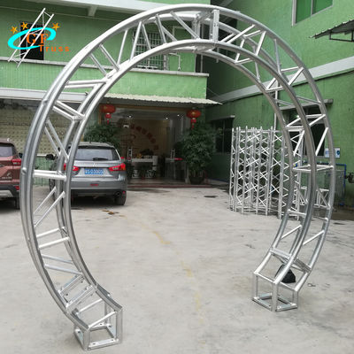 Círculo alrededor del braguero oval del arco de la entrada del poste de la meta para el contexto de la boda