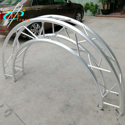 Círculo alrededor del braguero oval del arco de la entrada del poste de la meta para el contexto de la boda