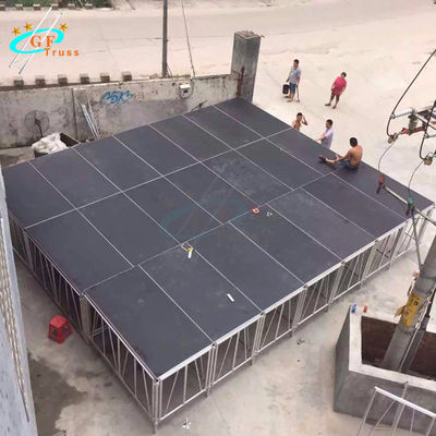 Plataforma de aluminio de madera de la etapa con las barandillas de la escalera